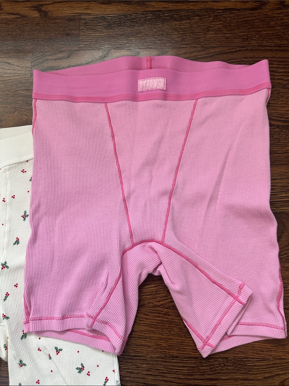 SKIMS Holiday Cotton Rib Boxer Set of 3 | Red Pink Holly Print | NWOT - Picture 2 of 4